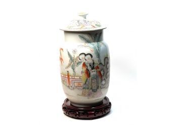 (20th c) CHINESE PORCELAIN COVERED URN