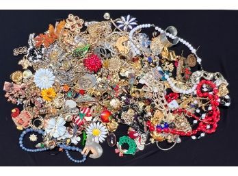 LARGE LOT OF MOSTLY VINTAGE COSTUME JEWELRY