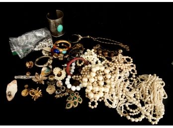 GROUPING OF COSTUME JEWELRY