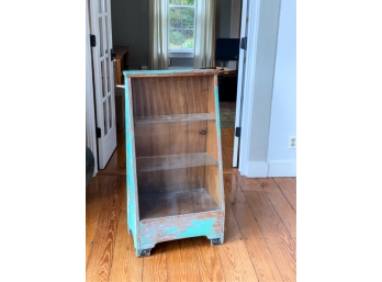 PAINTED SLANT FRONT COUNTRY GLASS DISPLAY CASE