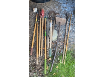 GROUP OF APPROX 12 HAND TOOLS