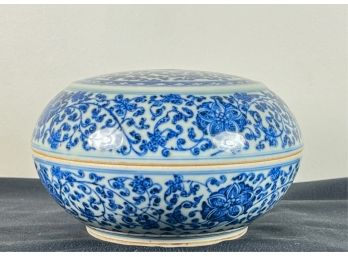 BLUE & WHITE CHINESE COVERED BOWL
