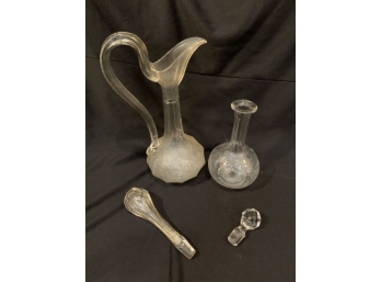 2 GLASS DECANTERS WITH STOPPERS.