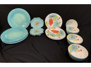SET OF 'LAURIE GATES' DINNER PLATES AND BOWLS.
