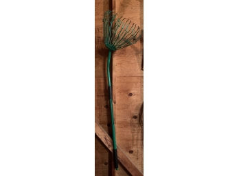 GREEN METAL LEAF RAKE WITH CLAWS FOR PICKING