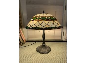 TIFFANY STYLE LAMP. 1 PIECE OF GLASS NEEDS