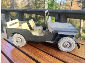 VINTAGE JEEP WILLY CAST METAL TOY