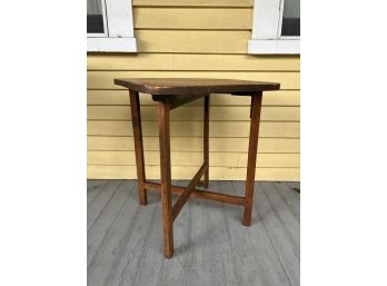 COLLAPSIBLE FOLDING HANKERCHIEF TABLE