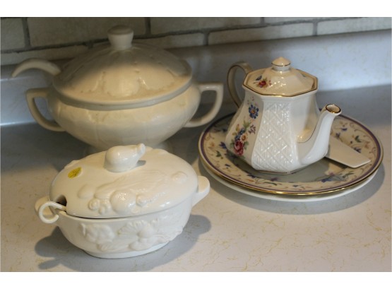 44. Sadler English Tea Pot And Other Serving Pieces (4)