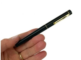 A Sheaffer 14K Gold And Black Fountain Pen