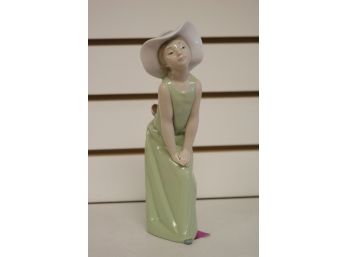 Lladro Curious Girl With Straw Hat