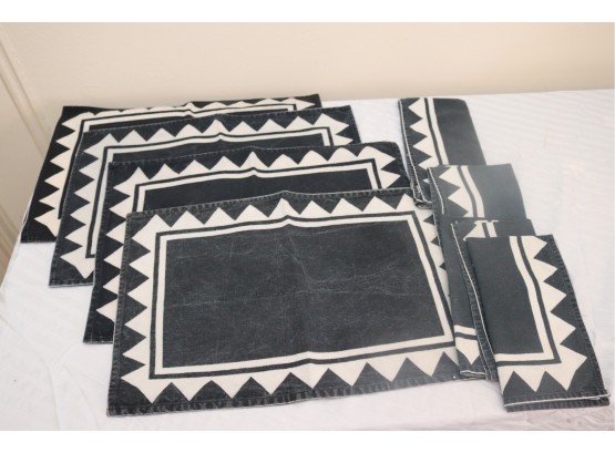 4 Placemats With Matching Napkins