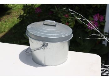 Small Galvanizes Covered Pail Can