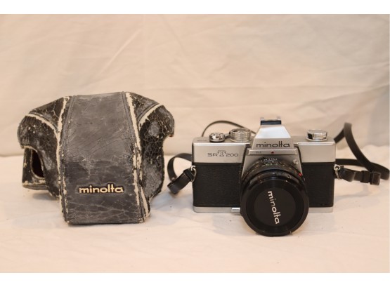 Vintage Minolta SRT 200 35mm Film SLR Camera. (G-2)