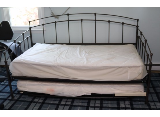 TRUNDLE DAY BED