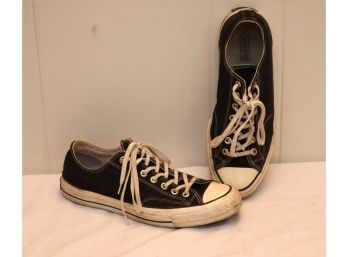 Black Converse Chuck Taylor Low Top Sneakers Size 10. (T-3)
