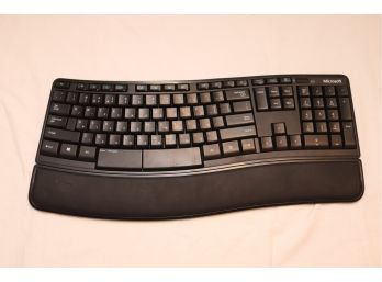 Microsoft Sculpt Comfort Wireless Keyboard X822995-002. (N-24)