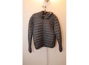 Tumi Packable Puffer Jacket Size Large. (C-19)