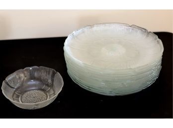 11 Glass Arcoroc Cabbage Plates And A Bowl (N-27)