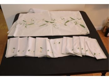 Floral Table Cloth And Napkins (T-41)