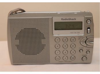 Vintage Radio Shack  Alar Clock AM/FM/SW Radio (H-2)