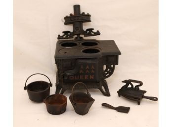 Queen Cast Iron Miniature Stove Salesmen Store Sample  (P-38)