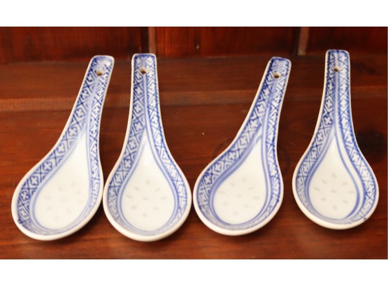 Set Of 4 Chinese Soup Spoons (D-23)
