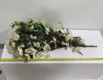 Loose Bunch Of White Flowers With Medium Stems (Faux Flowers)
