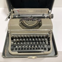 Vintage Underwood Typewriter With Case