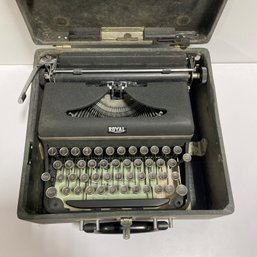 Vintage ROYAL Typewriter With Case
