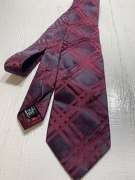New With Tags Men's Gucci Neck Tie All Silk Red Criss Cross Pattern