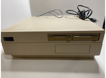 Amiga Commodore A2000 Computer Powers On!