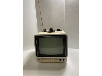 RCA AER/0974 Analog 1980's 9 In Box Portable  TV