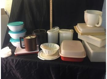 Large Assortment Of Vintage Tupperware With Lids