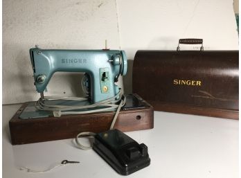 Vintage Singer Sewing Machine With Wooden Case- With Key, Works