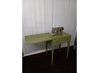Vintage Sewing Machine / Table
