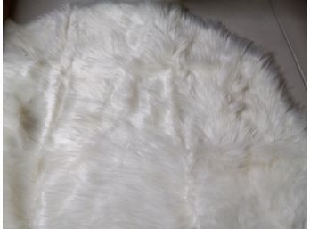 32'' Fuzzy White Rug