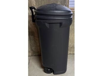Outdoor Trash Bin With Lid