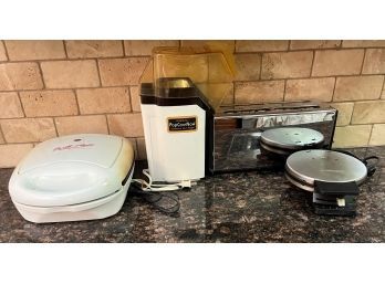 Lot Of 4 Small Kitchen Appliances (Grill Mate, Toaster, Popcorn Maker, Waffle)