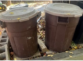 Lot Of 2 Rubbermaid Roughneck Trash Cans