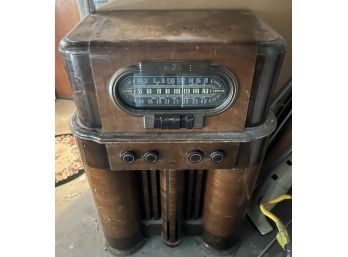 VINTAGE - 1934 RCA Victor Console Tube Radio