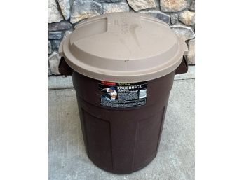 Rubbermaid Roughneck 32 Gallon Trash Container