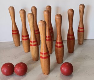 Vintage 1950s Toy Bowling Pins And 3 Balls, Complete Set Of 10 Pins