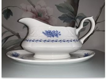 JOHNSON BROTHERS Blue White Floral Garland 2 Piece Gravy Boat With Underplate