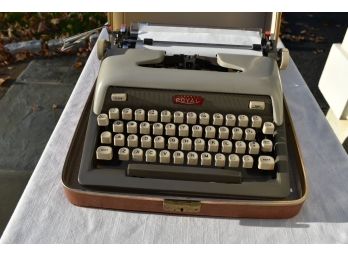 Vintage Royal Futura 800 Manual Typewriter - Working!