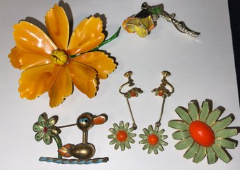 Vintage Lot Of Flower Brooches And Screw Back Earrings / Daisy /Weiss