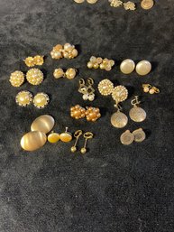 Vintage Lot Of Clip On Earrings Gold Tone Pearl Like / Real Pearl
