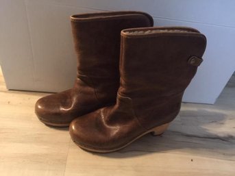 Ugg Lynnea Boots Brown Leather Shearling Lined  Size 9