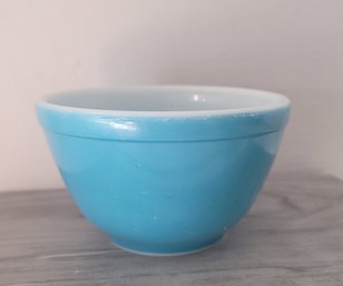 Vintage 40s Pyrex 1 1/2pt Blue Nesting Bowl