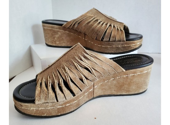Like New Designee Donald J Pliner Leather Sandals
